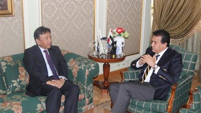 بالصور.. وزير التعليم العالى يبحث مع السفير اليابانى آليات تفعيل التعاون بين مصر واليابان