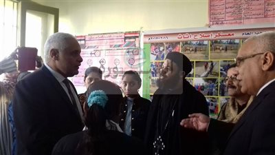 وكيل تعليم أسيوط يطمئن على انتظام الطلاب القادمين من العريش بمدارسهم