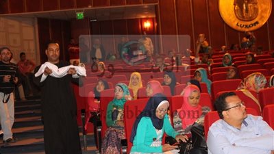 مستثمر الأقصر يقدم كفن المشروعات التى تسبب   تجاهل المحافظ لتعطيلها