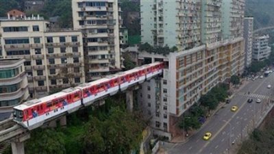 لحل أزمة كثافة السكان ..الصين تمرر قطار داخل برج سكني