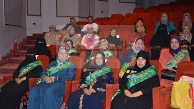 صور.. محافظ الإسماعيلية يكرم أمهات المتفوقين و أوائل الشهادات العامة  