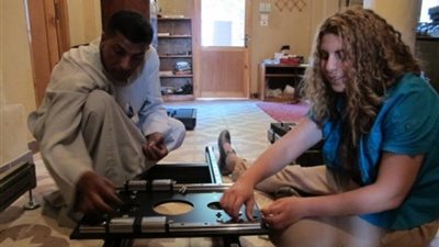 خريجة الجامعة الأمريكية بالقاهرة تدرب العاملين بالأقصر على حفظ التراث 