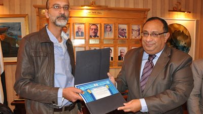 رئيس جامعة حلوان يكرم فناني كلية الفنون الجميلة المشاركين في سمبوزيوم النحت بمول مصر