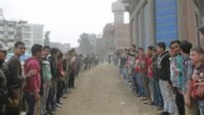 طلاب مدرسة يقفون لمسافة كيلو لوداع معلمهم.. رسالة للاحياء لتكريم المعلمين