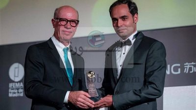 الفائز بجائزة منظمة السياحة الالكترونية يهدى جائزتة الى الرئيس السيسى