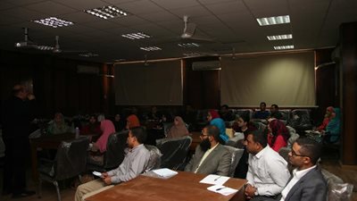 كتاب المشروعات البحثية والمهارات الاكاديمية..ورشة عمل بجامعة بجنوب الوادى