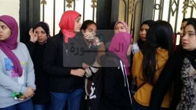 اولياء أمور يتظاهرون أمام 