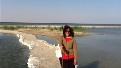 نشطاء يتداولون فيديو راقص لدكتورة بجامعة السويس.. والدكتورة: 