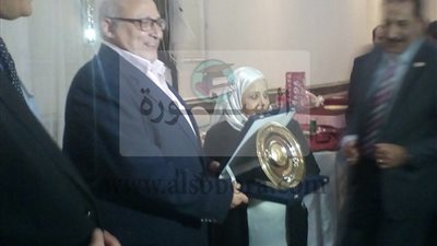 جامعة عين شمس تحتفل برئيس الإدارة المركزية لبلوغها السن القانونى