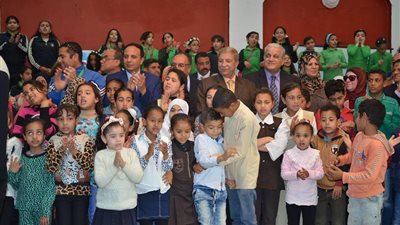 بالصور.. محافظ الإسماعيلية يشهد احتفالات المدارس بيوم اليتيم
