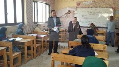 وكيل وزارة التربية والتعليم يتابع الامتحان التجريبى للثانوية العامة ببنى سويف 