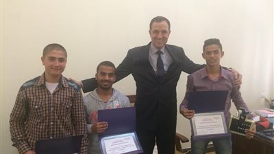 بالصور.. الجيوشى يكرم ثلاثة طلاب بمدرسة العريش الثانوية الصناعية المتقدمة لتفوقهم وابداعاتهم