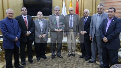 رئيس جامعة بنى سويف يستقبل وفداً من هيئة ضمان الجودة لـتقييم كلية الطب البيطرى