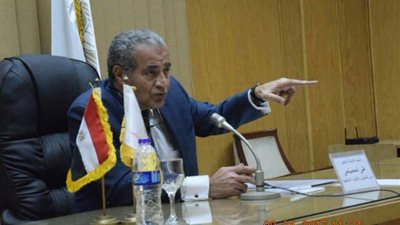 وزير التموين لأول مرة صرف مستحقات المزارعين والفلاحين الموردين للقمح المحلى من خلال البنك الزراعي وبنكى الاهلى ومصر .