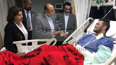 محافظ المنوفية يطمئن على الحالة الصحية لأحد المصابين بحادث كنيسة مارجرجس 