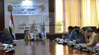 محافظ الأقصر يجتمع لبحث توريد القمح للصوامع