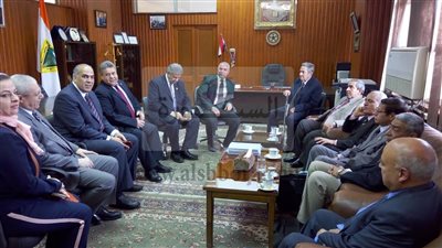 رئيس جامعة بنها يلتقي بفريق ضمان الجودة تمهيداً لاعتماد هندسة بنها