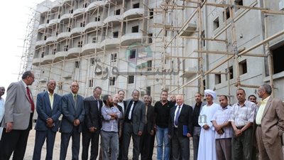 صور..الزناتى يتفقد الإنشاءات بمستشفى المعلمين الجديد بأسوان