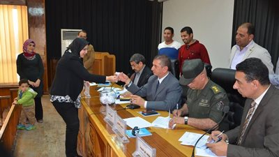 حافظ كفر الشيخ يعلن نتيجة القرعة العلنية للحج والعمرة لأسر الشهداء على نفقة المحافظة