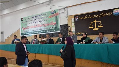 طلاب كلية الحقوق يقدمون نموذج  محاكاة المحكمة التدريبية