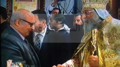 رئيس جامعه عين شمس يقدم التهانى للأخوه الأقباط بالكاتدرائيه 