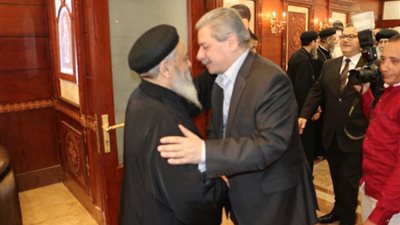 رئيس جامعة بني سويف يزور كنائس وأديرة المحافظة لتقديم واجب العزاء في ضحايا الكنيستين 