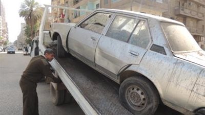 مرور أسيوط يرفع السيارات المتروكة بالشوارع لعدم استغلالها بعمليات إرهابية