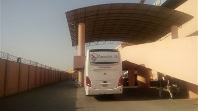 صور..لاعبى الزمالك يتوجهون لبتروسبورت للقاء المقاصة