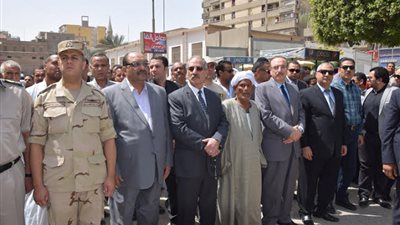  محافظ بني سويف ومدير الأمن يتقدمان مشيعي جنازة  أمين شرطة 