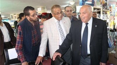 نقيب المعلمين يتفقد معرضاً للسلع المعمرة فى نادى الشاطئ بالإسكندرية