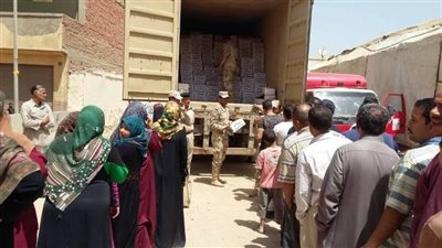 من أجل رفع المعاناه عن المواطن.. القوات المسلحة توزع كراتين