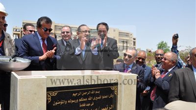 وزير التعليم العالي ورئيس جامعة حلوان يضعان حجر أساس المجمع الطبي  لكلية الطب 