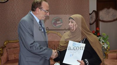 محافظ بني سويف يسلم  شيك بـ 50 ألف جنيه جائزة الرئاسة للأم المثالية ببني سويف