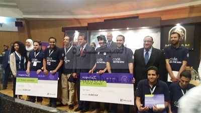 عبدالغفار ورئيس جامعة حلوان يكرمون الفائزين في النهائي المحلي لمسابقة ميكروسوفت 