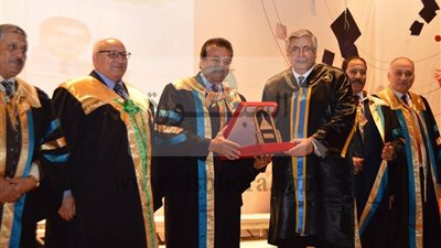 بحضور وزيري التعليم العالي والأوقاف جامعة عين شمس تكرم علمائها الحاصلين على جوائز الدولة و الجامعة في عيدها الـ67