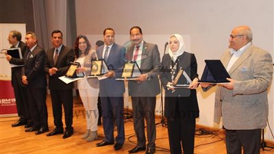 جامعة عين شمس تكرم طلاب الجامعات المتميزين فى مشروع مصر القومى للقضاء على الأمية