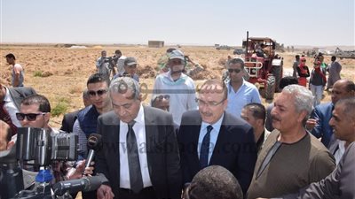 محافظ بني سويف ووزيرا الزراعة والتموين يفتتحون موسم حصاد القمح  