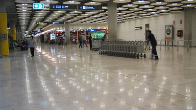 مطار القاهرة يقرر وقف تحصيل 10 جنيهات نظير استخدام عربات الحقائب