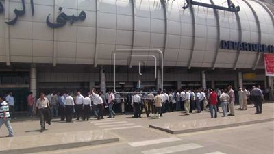 إلغاء رسوم عربات نقل الحقائب بمبنيي الركاب 2 و3 بمطار القاهرة