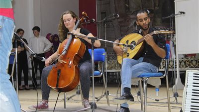 بالصور.. فريق أوركسترا هولندي يعزف 