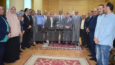 رئيس جامعة بنها يتسلم خطة الجامعه الاستراتيجيه 2017 : 2022