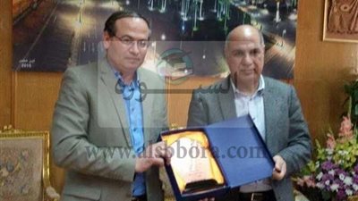 عميد صيدلة  كفرالشيخ يهنىء عمال مصر بعيدهم