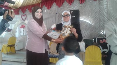 تكريم مديرة مدرسة 