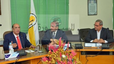 رئيس جامعة أسيوط يؤكد على تميز الجامعة فى مجال البرامج الخاصة