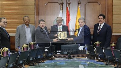 مجلس جامعة بني سويف يكرم عميدا كلية التجارة والعلاج الطبيعي