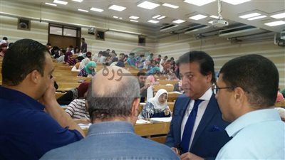عبدالغفار يتفقد عدد من لجان الامتحانات بحامعة عين شمس