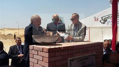 رئيس مجلس النواب وقيادات جامعة عين شمس يضعان حجر الأساس لكليتى الحقوق والتجارة بمقر الجامعة الجديد بمدينة العبور