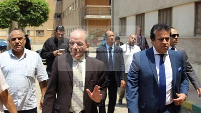 وزير التعليم العالى يتفقد مكتب التنسيق الرئيسى للقبول بالجامعات بجامعة القاهرة 