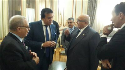 وزير التعليم العالي يزور جامعة عين شمس لوضع حجر الأساس لكليتي التجارة و الحقوق  