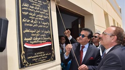 رئيس جامعة بنى سويف ووزير التعليم العالى والمحافظ يفتتحون معهد النباتات الطبية 